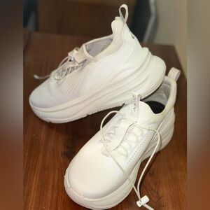 Clove Nursing Sneakers